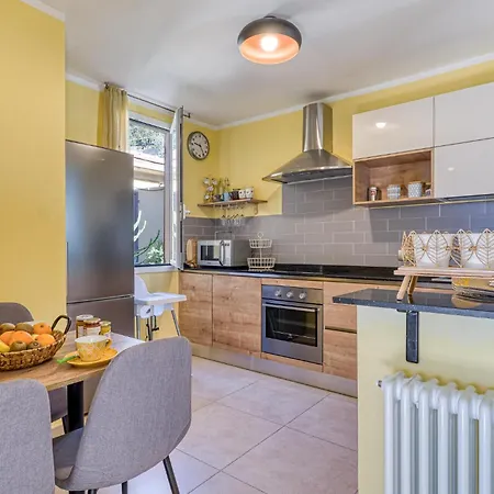 2 Bedroom Awesome In Prázdninový dům Cipressa