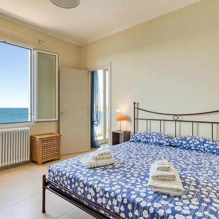 2 Bedroom Awesome In Holiday home *