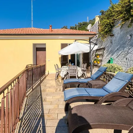 2 Bedroom Awesome In Holiday home *