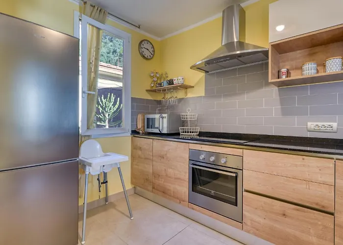 2 Bedroom Awesome In Semesterbostad Cipressa