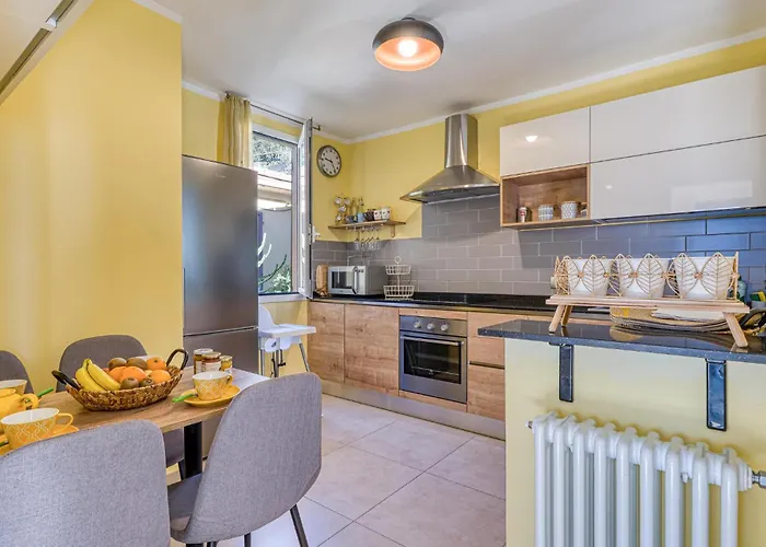 2 Bedroom Awesome In Semesterbostad Cipressa